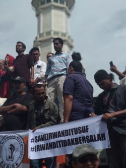 Massa Lakukan Aksi Damai Bela Irwandi