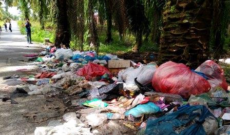 Di Gunung Meriah, Sampah Berserakan Ganggu Pengguna Jalan