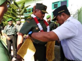 Bupati Pakaikan Songket Khas Lamno ke Pangdam IM