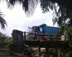 Nyaris Ambruk, Jembatan Penghubung Dua Kecamatan di Singkil Tak Kunjung Diperbaiki