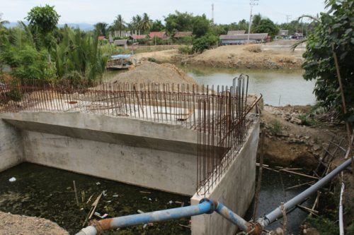 Jembatan Pangwa Belum Rampung, Ekonomi Masyarakat Melemah