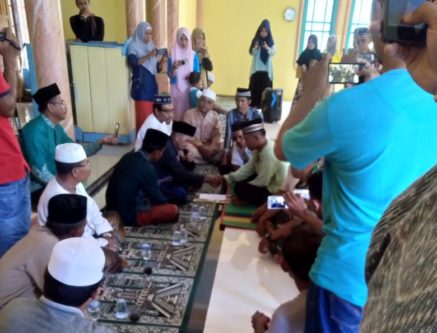 Di Babahrot, Pemuda Asal Nias Masuk Islam