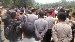 Tuntut Tanah Adat, Puluhan Masyarakat Singkil Unjuk Rasa di PT Nafasindo