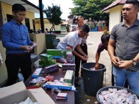 Polisi Musnahkan Belasan Ribu Petasan