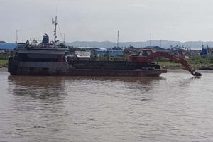 Nelayan Swadaya Keruk Muara Sungai di Gampong Jawa