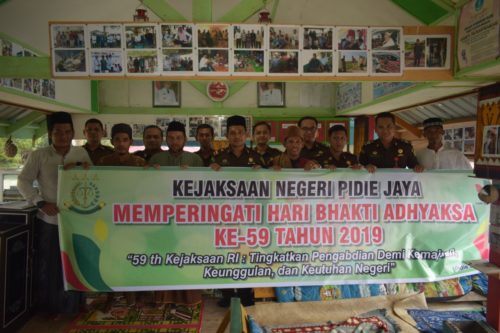 Hari Bhakti Adhyaksa ke-59, Kejari Pijay Kunjungi Panti Asuhan dan Pesantren