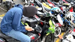 Pencuri Motor Jamaah Masjid Tewas Diamuk Massa