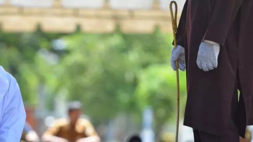 Kasus Asusila, Anggota MPU Aceh Besar Dicambuk di Taman Sari