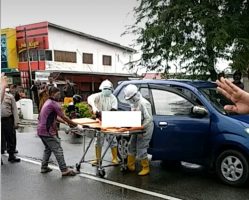 Petugas medis mengevakuasi jenazah. Foto Tempias.