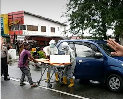 Petugas medis mengevakuasi jenazah. Foto Tempias.