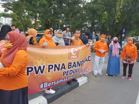 DPW-PNA Kota Banda Aceh bagi-bagi masker. (Foto IST)