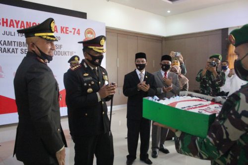 Datangi Polresta Banda Aceh, Personel TNI Kodim 0101/BS Berikan Kado Pada HUT Ke-74 Bhayangkara