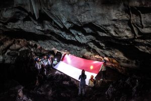 Mapala Pidie Kibarkan Bendera Merah Putih di Goa Limeng