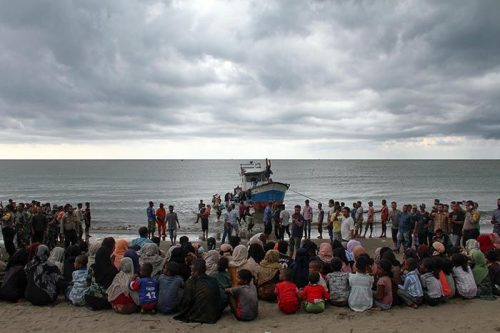 Terkatung-katung di Lautan, Imigran Rohingya Diduga Jadi ‘Tawanan’ Penyelundup