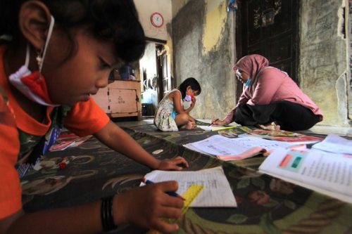 Rapor Merah Mendikbud, DPR: Siswa Tertekan Dengan PJJ