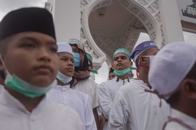 Massa yang tergabung dalam Aliansi Ormas Islam Aceh menggelar Aksi Bela Nabi Muhammad SAW, Selasa (3/11/2020). (Foto Riska Munawarah)