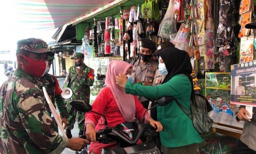 Mahasiswa KKN Unimal Bagikan Masker Gratis di Pasar Batuphat