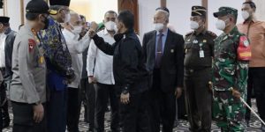 Gubernur Nova Iriansyah bersama Forkopimda Aceh, mengantar Menteri Dalam Negeri, Muhammad Tito Karnavian ke Bandara Sultan Iskandar Muda Blang Bintang, Aceh Besar, Kamis (5/11/2020). (Foto/Humas)