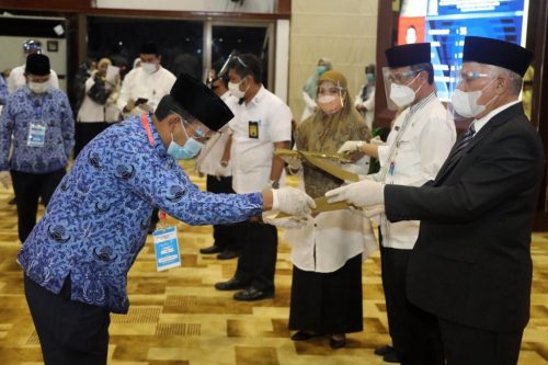 Sekretaris Daerah dr. Taqwallah M.Kes melantik dan mengambil sumpah jabatan Pejabat Pimpinan Tinggi Pratama, Pejabat Administrator dan Pejabat Pengawas di lingkungan Pemerintah Aceh di Anjong Mon Mata, Banda Aceh, Jumat (13/11/2020). (Foto/Humas)