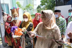 Ketua TP PKK Aceh, Dyah Erti Idawati, di dampingi Ketua TP PKK Kota Subulussalam, Mariani Harahap, melakukan pengguntingan pita saat meresmikan Gedung Pusat Pembelajaran Keluarga (Puspaga) Kota Subulussalam, di Kota Subulussalam, Kamis (19/11/2020). (Foto/Ist)