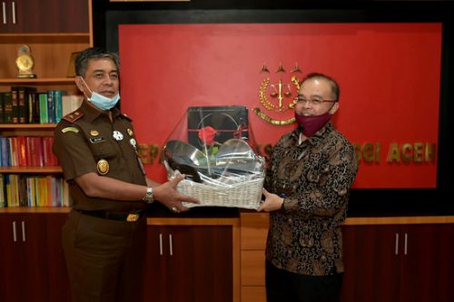 Weddy Bernardi Sudirman Dirut PT PLN (Persero) GM UIPKITSUM menyerahkan penghargaan yang diterima langsung oleh Kepala Kejaksaan Tinggi Aceh, Muhammad Yusuf. (Foto/Acehimage)