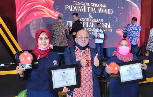 Tim TKSK Aceh usai menerima penghargaan juara ke III (tiga) terbaik tingkat nasional sebagai pilar-pilar kesejahteraan sosial tahun 2020. Prosesi penghargaan berlangsung di acara puncak malam penganugerahan penghargaan Padma Mitra Award di Hotel Grand Mercure Kemayoran, Jakarta 17 November 2020. (Foto/Ist)