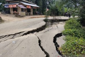 Ruas jalan lintas Peureulak (Aceh Timur) Blang Kejeren (Gayo Lues) yang mengalami kerusakan pasca banjir, Rabu (16/12/2020) (ANTARA/Hayaturrahmah)