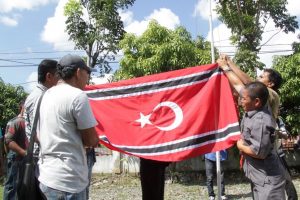 Arsip mantan kombatan gerakan aceh merdeka gam menurunkan bendera 151203141049 886