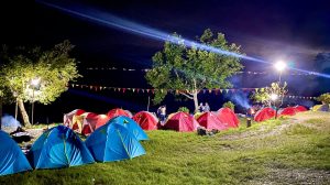 Wisata kamping tenda di tepi Danau Lut Tawar, Aceh Tengah. (Foto Zikri)