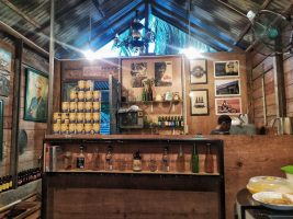 Suasana di Warung Jameuen Kupi, kafe dengan suguhan tradisional di Desa Cot Bada, Kecamatan Peusangan, Kabupaten Bireuen, Aceh. (Foto/Salma)