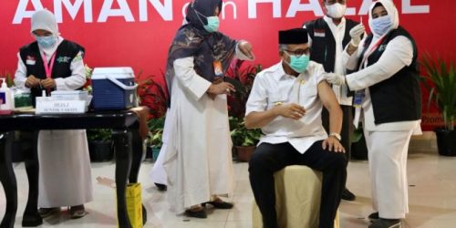 Nova Iriansyah disuntik vaksin tahap 2