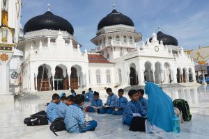 anak anak di mesjid raya