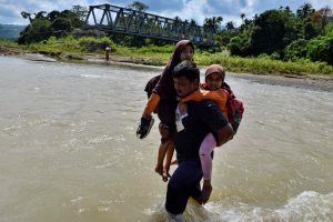 jembatan tak kunjung jadi warga seberangi sungai 01