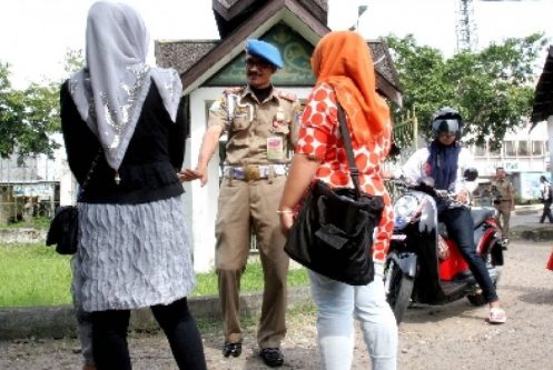 petugas wilayathul hisbah polisi syariat provinsi aceh memberikan 140312175835 588