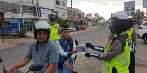 polantas serahkan masker ke pengguna jalan