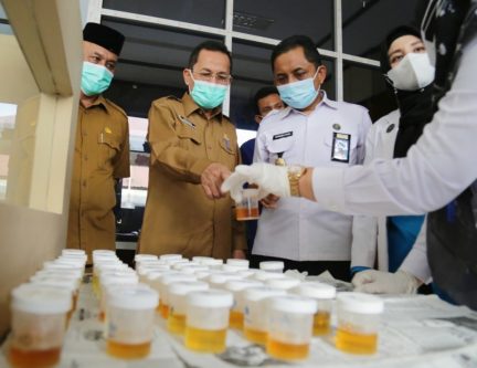 setdako pantau tes urine satpol pp wh banda aceh