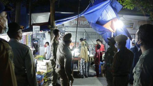 satpol pp tertibkan lapak malam lebaran