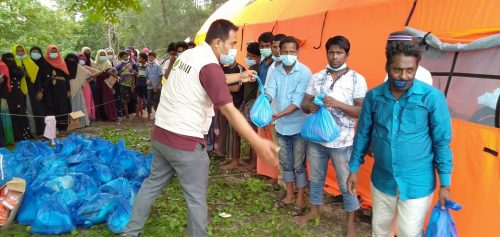 YKMI beri bantuan rohingya