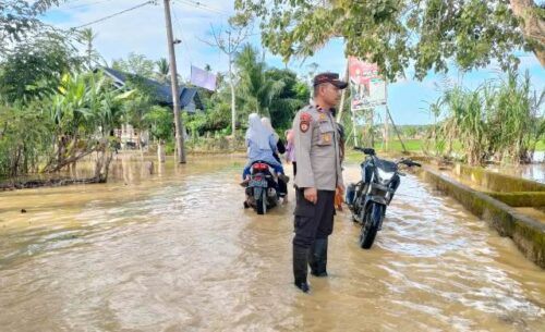 Sungai Alue Ie Mirah Meluap Kapolsek Indra Makmu Terus Pantau Daerah Rawan Banjir