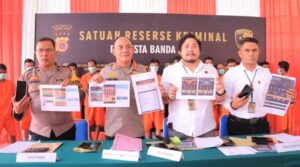 Konferensi pers penangkapan pen judi online di Banda Aceh