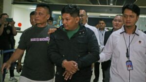 Petugas kepolisian menggiring tersangka Sofyan (tengah) yang diduga sebagai bandar besar narkoba setibanya dari Medan di Terminal 2 Bandara Soekarno Hatta Tangerang Banten Senin 27 Mei 2024