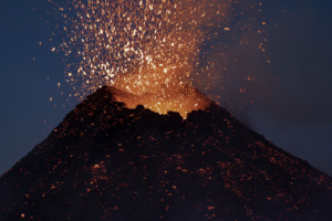 Lahar membubung dari kawah Gunung Etna, gunung berapi paling aktif di Eropa, Italia, 2 Juli. REUTERS/Etna Walk/Giuseppe Di Stefano