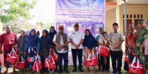 Bustami serahkan bantuan