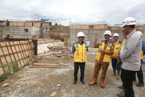 Penjabat Wali Kota Banda Aceh Ade Surya saat meninjau proyek rehabilitasi Bendung Karet Krueng Aceh.