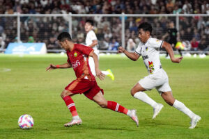 Pemain sepak bola PON XXI Sulawesi Tengah mencoba rebut bola dari pemain sepak bola PON Aceh dalam laga perempat final. Foto Alwi:Minoritas