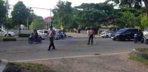 Polisi menutup tumpahan minyak di jalan depan Masjid Polda Aceh, Lingke, Kamis sore, 17 Oktober 2024. Foto: PIKIRAN MERDEKA/Arief