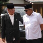 Mantan Bupati Aceh Tengah (kiri) memberi dukungan kepada Cagub Aceh Bustami Hamzah (kanan) saat bertemu di Takengon, Selasa (15/10/2024).