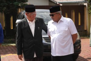 Mantan Bupati Aceh Tengah (kiri) memberi dukungan kepada Cagub Aceh Bustami Hamzah (kanan) saat bertemu di Takengon, Selasa (15/10/2024).