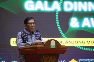 Plt Sekda Aceh Muhammad Dirwansyah Memberi Sambutan pada malam Gala Dinner International Conference on Chemical Engineering and Applied Sciences (ICChEAS) 2024, di Anjong mon Mata pendopo Gubernur Aceh, 14/10/2024.