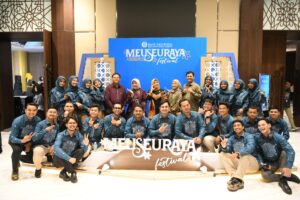 Pj Ketua Dekranasda Aceh, Hj, Safriati, S.Si, M.Si didampingi ketua harian Dekranasda Aceh Sukmawati, menghadiri Pagelaran Busana Pesona Wastra dalam Meuseuraya Festival 2024, yang digelar Perwakilan Bank Indonesia Provinsi Aceh di Gedung Landmark BSI, Banda Aceh, Jumat (18/10?2024).